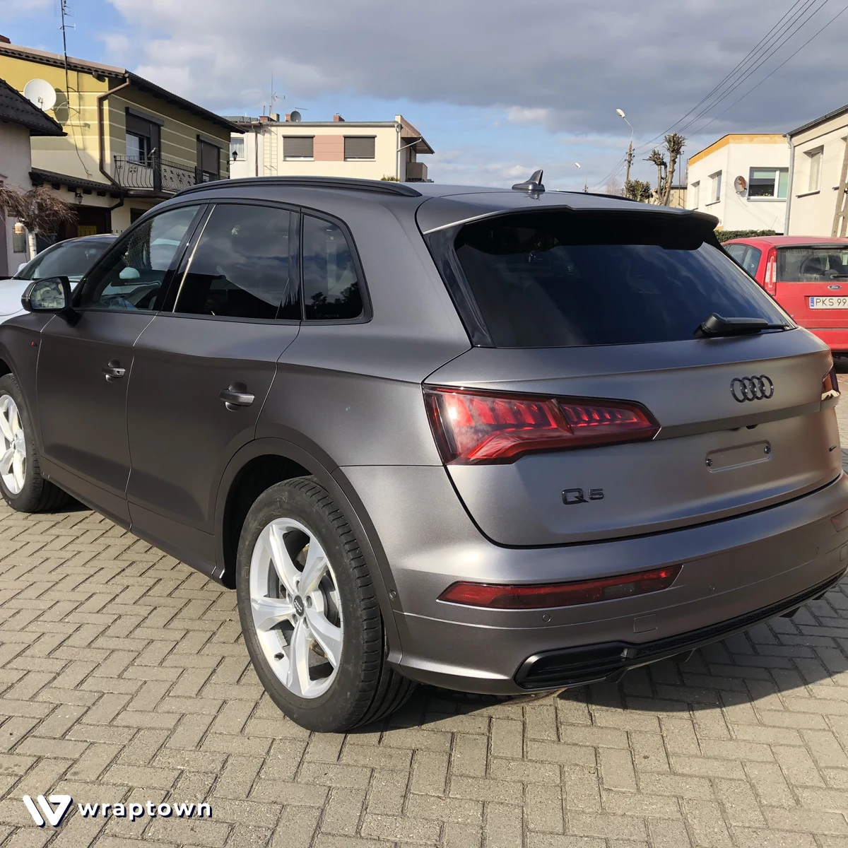 Zmiana koloru auta Audi Q5 Szara folia 3M - WrapTown - Profesjonalne oklejanie aut Poznań Kościan Leszno
