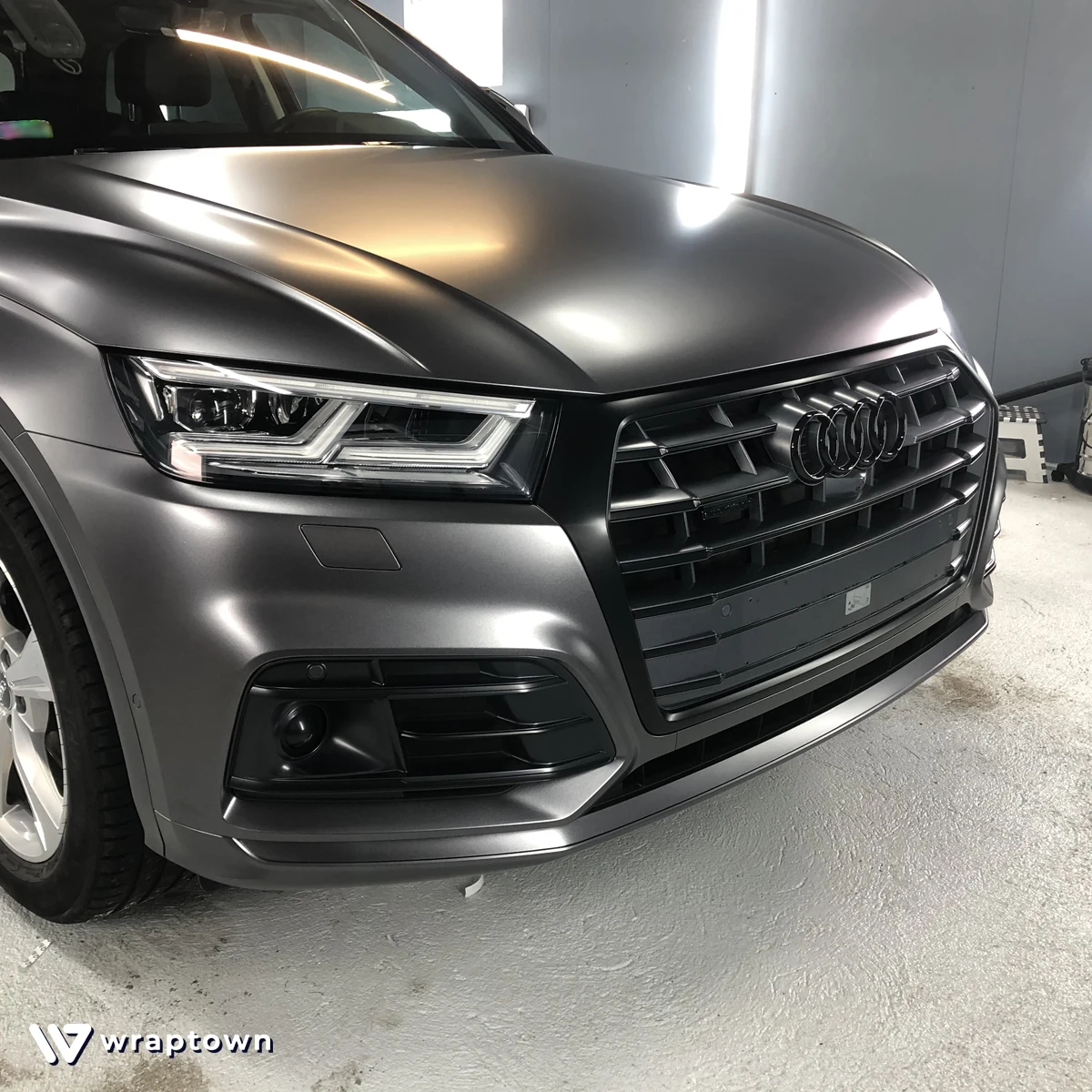 Zmiana koloru auta Audi Q5 Szara folia 3M - WrapTown - Profesjonalne oklejanie aut Poznań Kościan Leszno