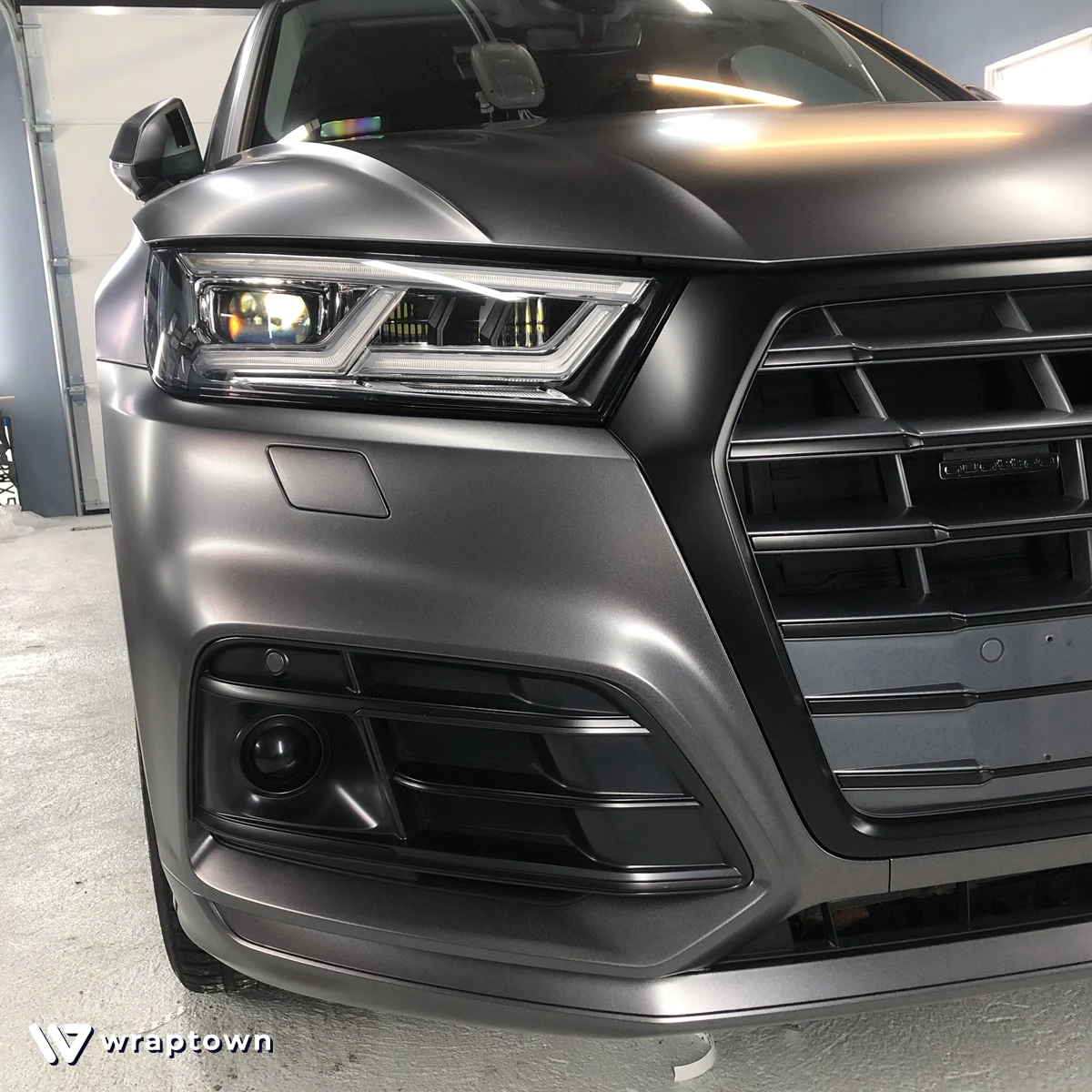 Zmiana koloru auta Audi Q5 Szara folia 3M - WrapTown - Profesjonalne oklejanie aut Poznań Kościan Leszno