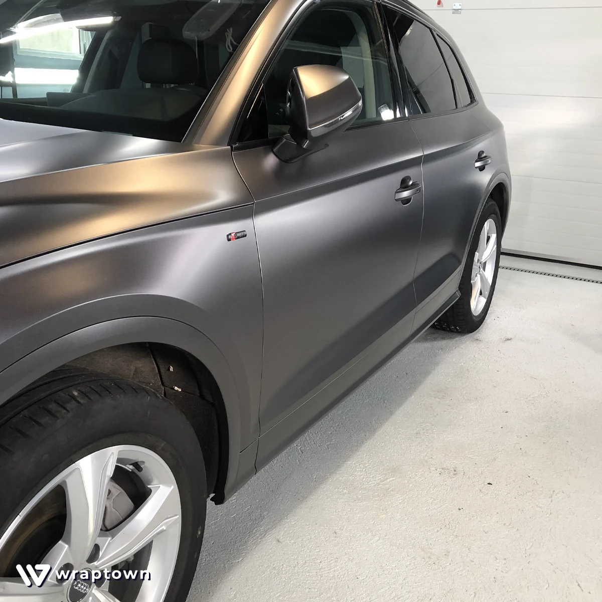 Zmiana koloru auta Audi Q5 Szara folia 3M - WrapTown - Profesjonalne oklejanie aut Poznań Kościan Leszno