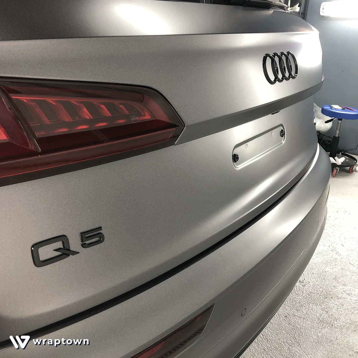Zmiana koloru auta Audi Q5 Szara folia 3M - WrapTown - Profesjonalne oklejanie aut Poznań Kościan Leszno